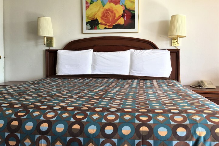 Room 6 of 19