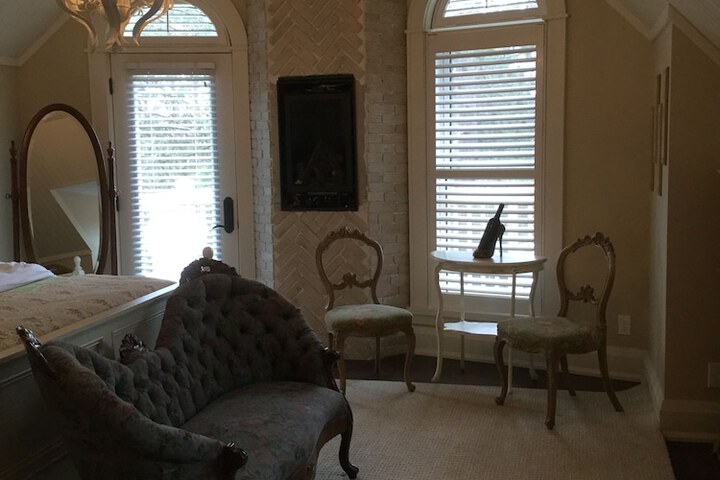 Room 10 of 33
