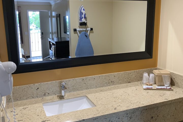 Ontario Inn & Suites