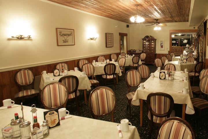 Dining 40 of 68