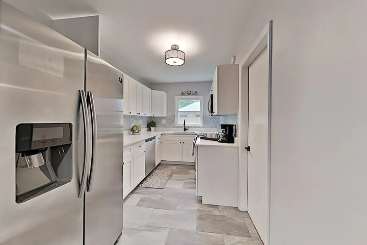 Charming Getaway W / New Kitchen & Private Backyard 3 Bedroom Home