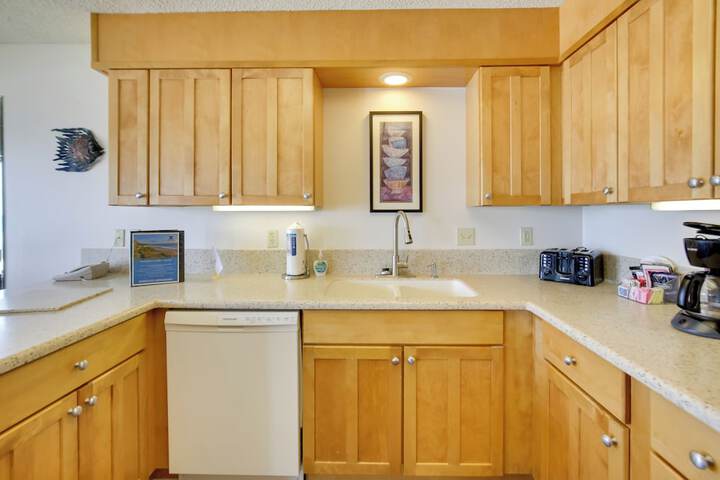 Comfortable Lincoln City Condo w / Patio & Views!