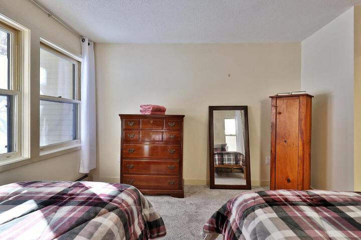 Skiers! Fox Hollow 2BR 2BA Condo Across from Pico, Minutes to Killington condo