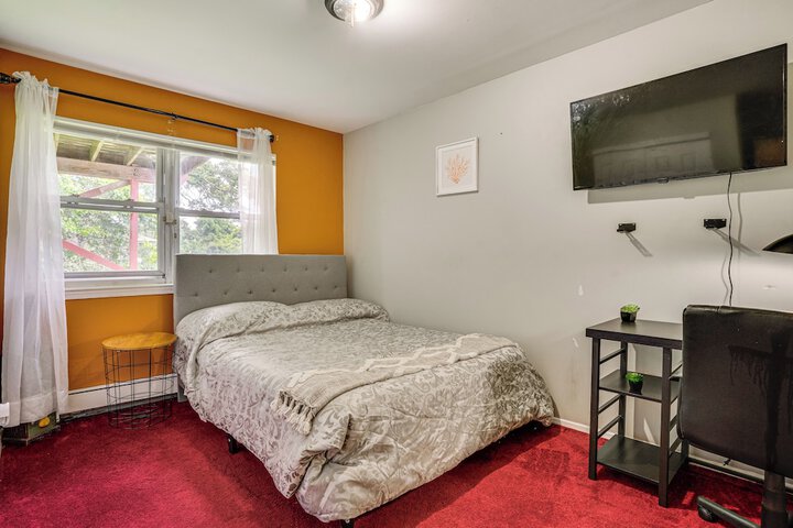 8 Mi to Long Beach: Cozy Apt w / Fenced Yard!