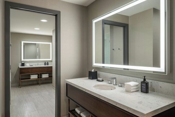 Sheraton Vancouver Guildford Hotel