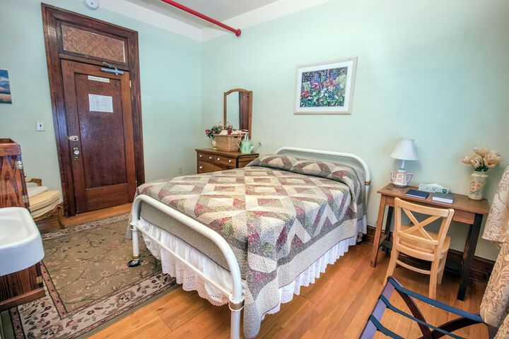 Room 26 of 77