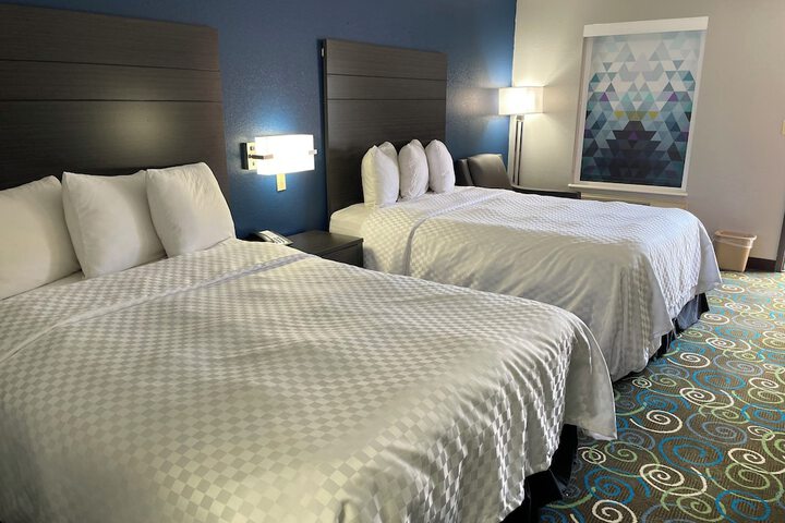 Clairmont Inn & Suites Warren