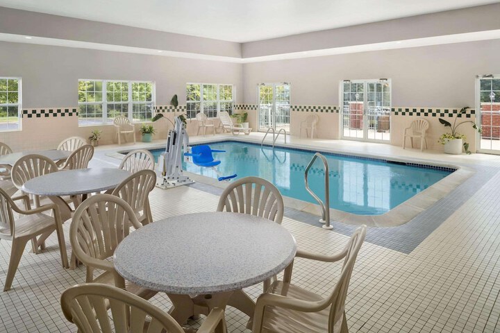 Country Inn & Suites by Radisson Louisville South, KY