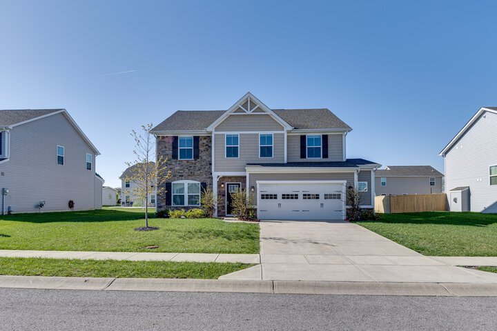 Spacious Home w / Fireplace - Near Golf!
