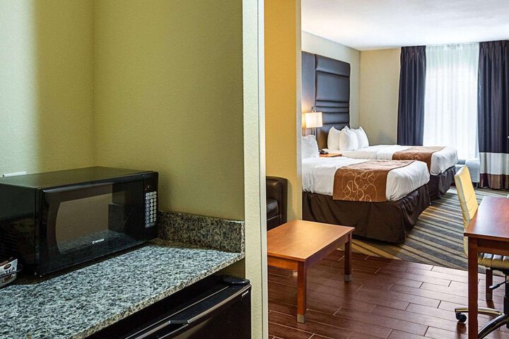 Comfort Suites near Tanger Outlet Mall