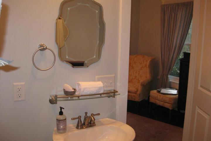 Riverside Gables Bed and Breakfast