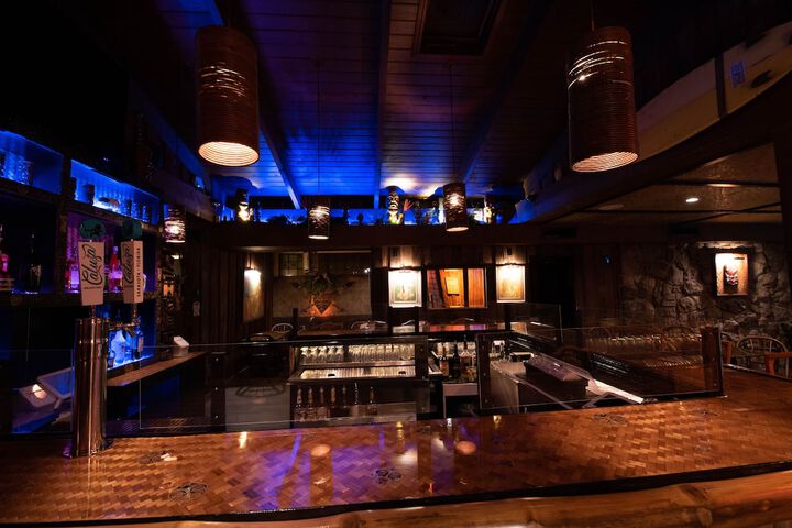 Lounge 42 of 46