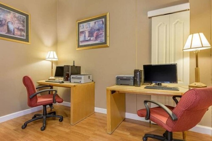 Business Center 42 of 45