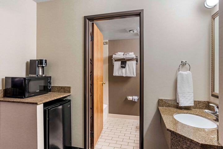 Best Western Plus Landmark Inn