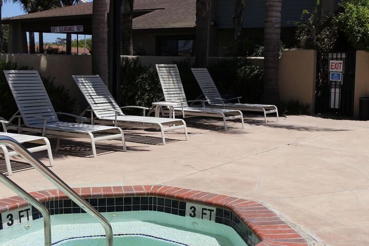 Ocairns Inn & Suites
