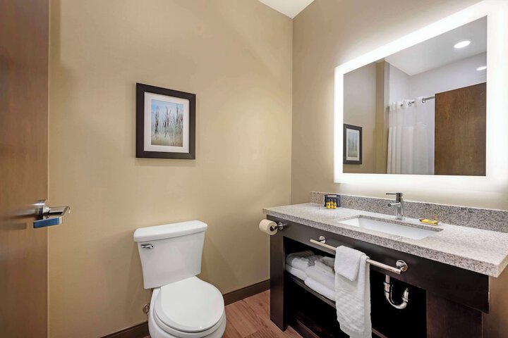 Best Western Plus Lakeview Hotel
