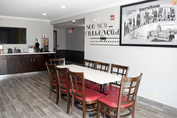Super 8 by Wyndham Burnham / Lewistown