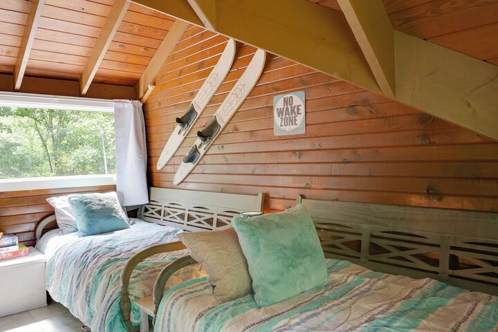 Cozy Tennessee Cabin w / Deck Grill & Fire Pit!