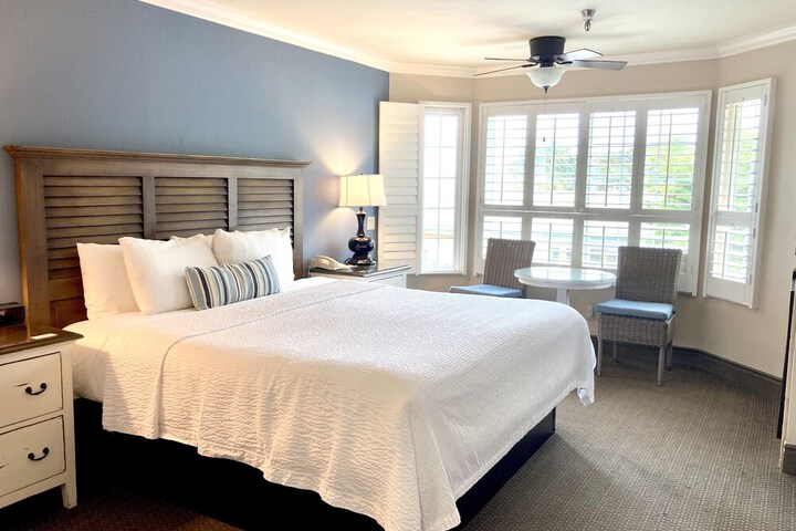Sand Pebbles Inn