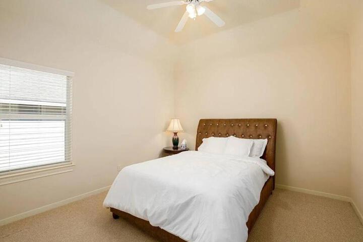 Bedroom with 3.5-Bathroom near Golf Course!