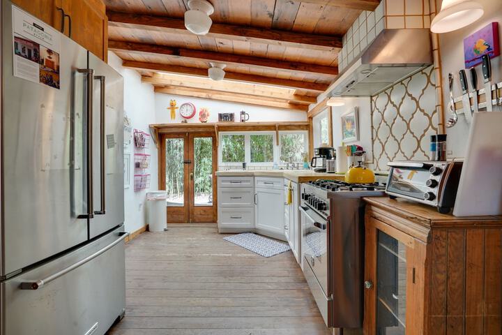 Patagonia Cottage w / Patio & Yard: Walk to Town!