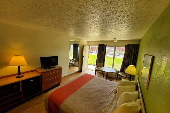 Room 7 of 16