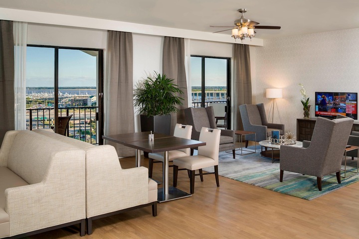 Lounge 58 of 72