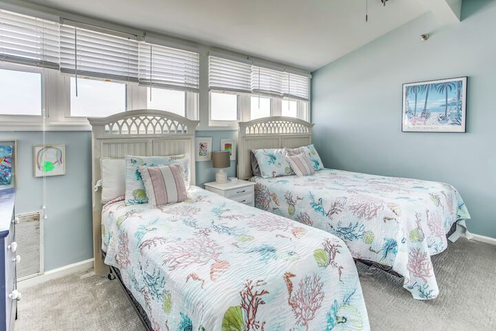 salt & Light Oceanfront Condo w / Pool & Elevator