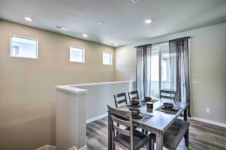 Pet-friendly Elk Grove Retreat w / Balcony!