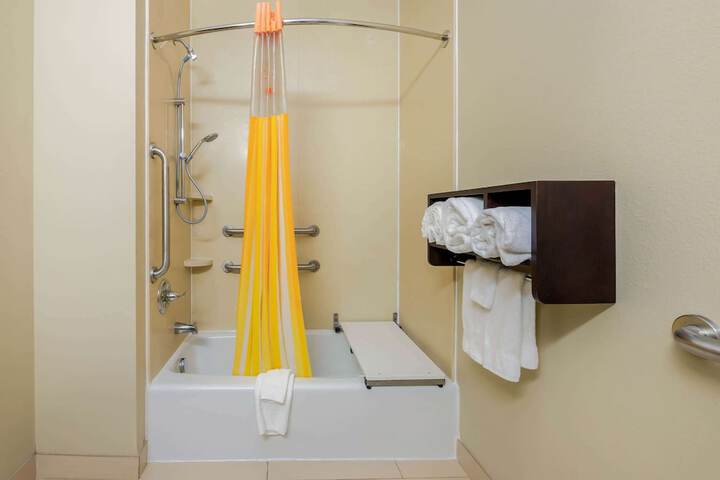 La Quinta Inn & Suites by Wyndham Marshall