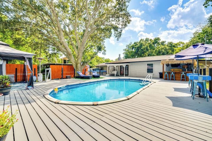 Spacious Tavares Home w / Private Outdoor Oasis!