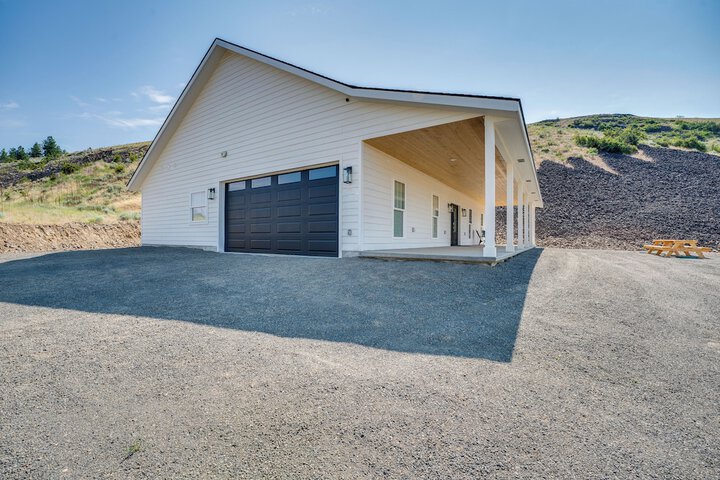 Lake Roosevelt Getaway w / Lake + Mountain Views!