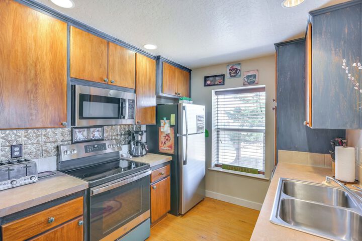 Walk to Main St! Ennis Townhome w / Balcony