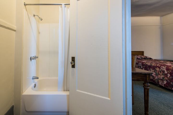 Room 8 of 38