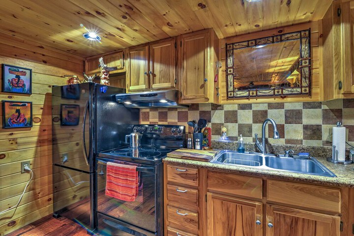 Celo Cabin w / Deck in Pisgah National Forest
