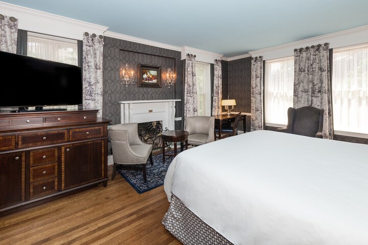 Room 35 of 144