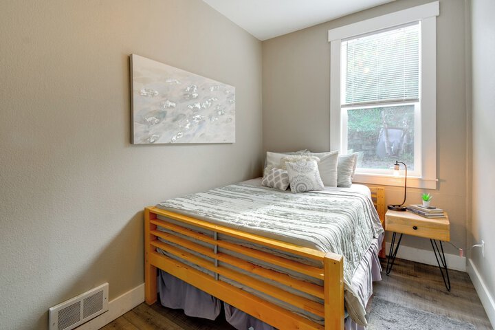 Gig Harbor House w / Private Beach + Views!