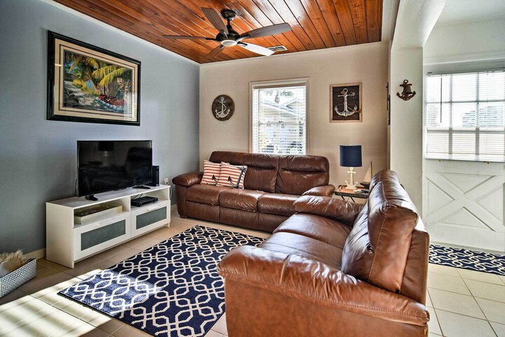 Steps to Beach Cabana: Indian Shores Cottage
