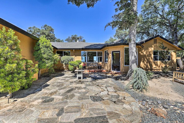 Luxe Auburn Hideaway w / Tennis Court & Views!