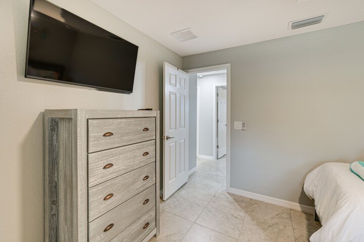 Englewood Vacation Rental w / Private Heated Pool!