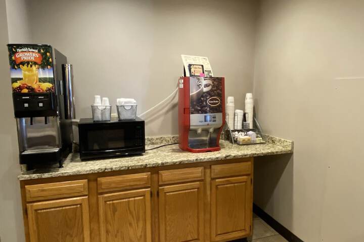 Super 8 by Wyndham Green Bay Near Stadium