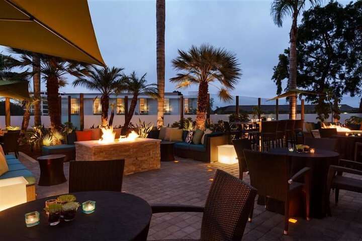 Lounge 52 of 64