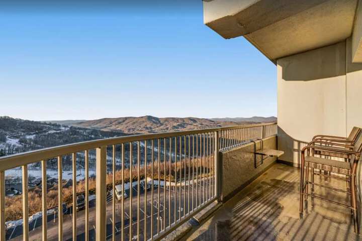 Uhost AI 2BR Condo Scenic Mountain Retreat