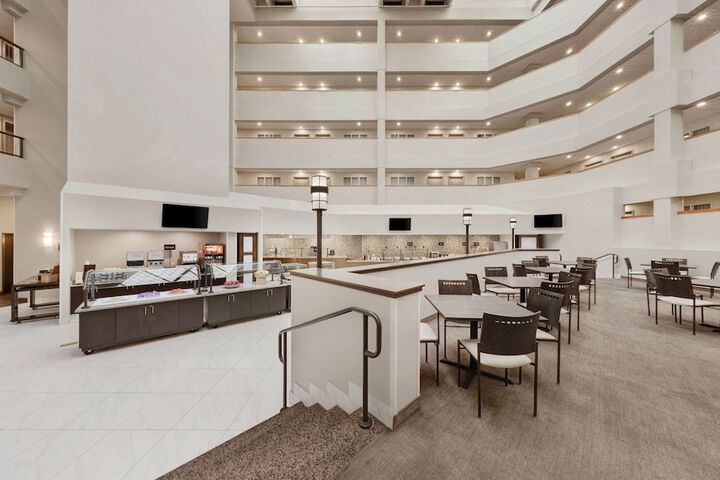 Embassy Suites by Hilton Milwaukee Brookfield