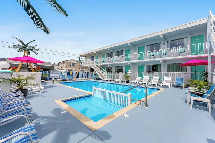 Daytona Inn & Suites