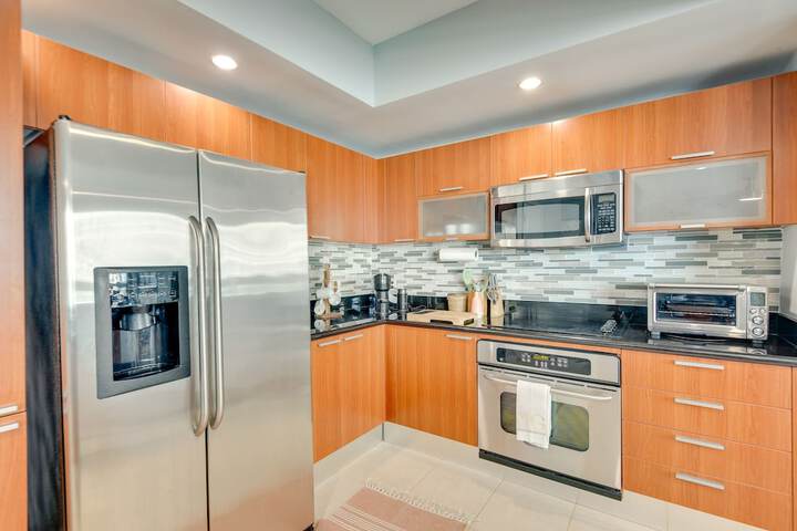 Luxe Resort Condo - 2 Mi to Daytona Beach!