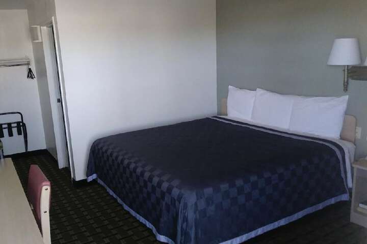 Room 13 of 33
