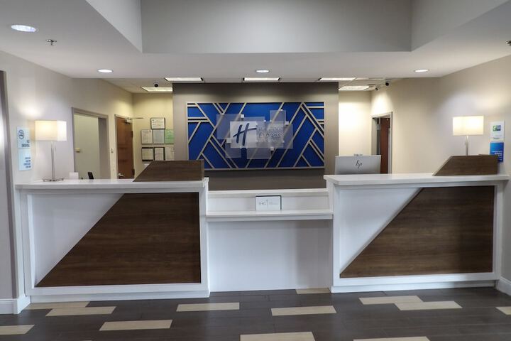 Holiday Inn Express & Suites Huntsville Airport by IHG