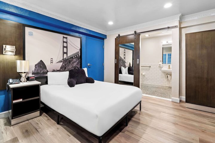 Room 10 of 29