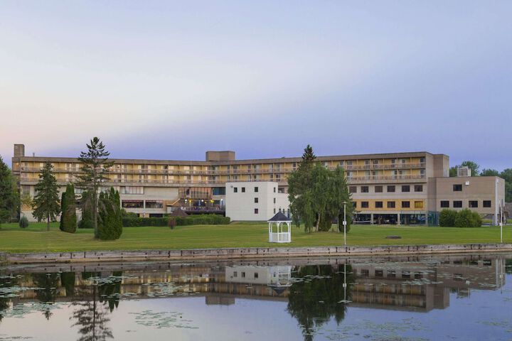 Ramada by Wyndham Belleville Harbourview Conference Centre